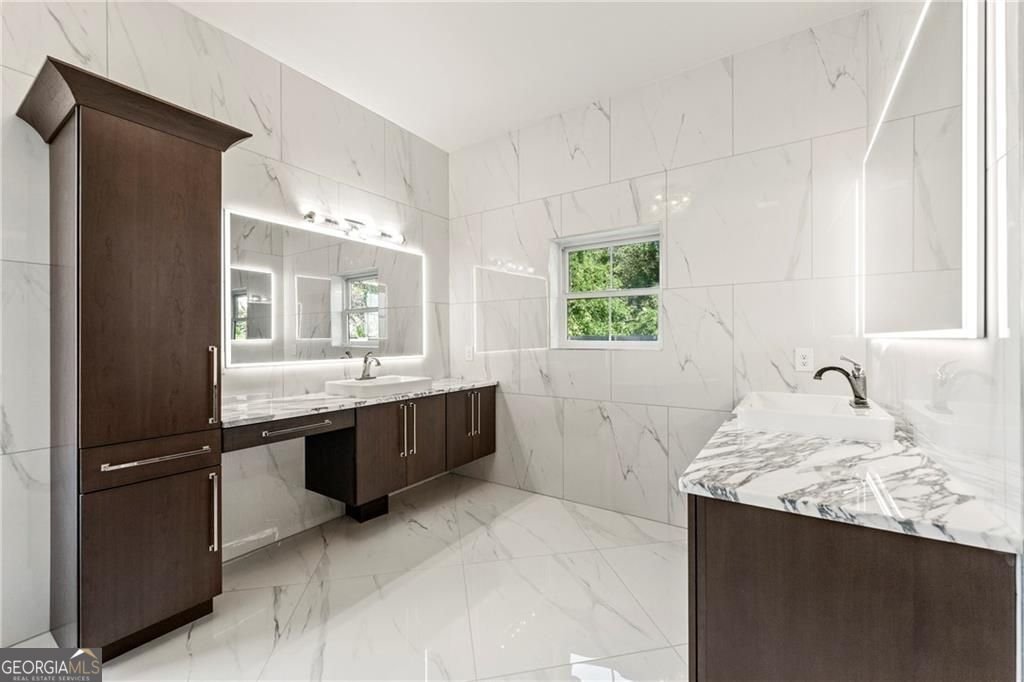 320 Hammond Drive Atlanta - 45