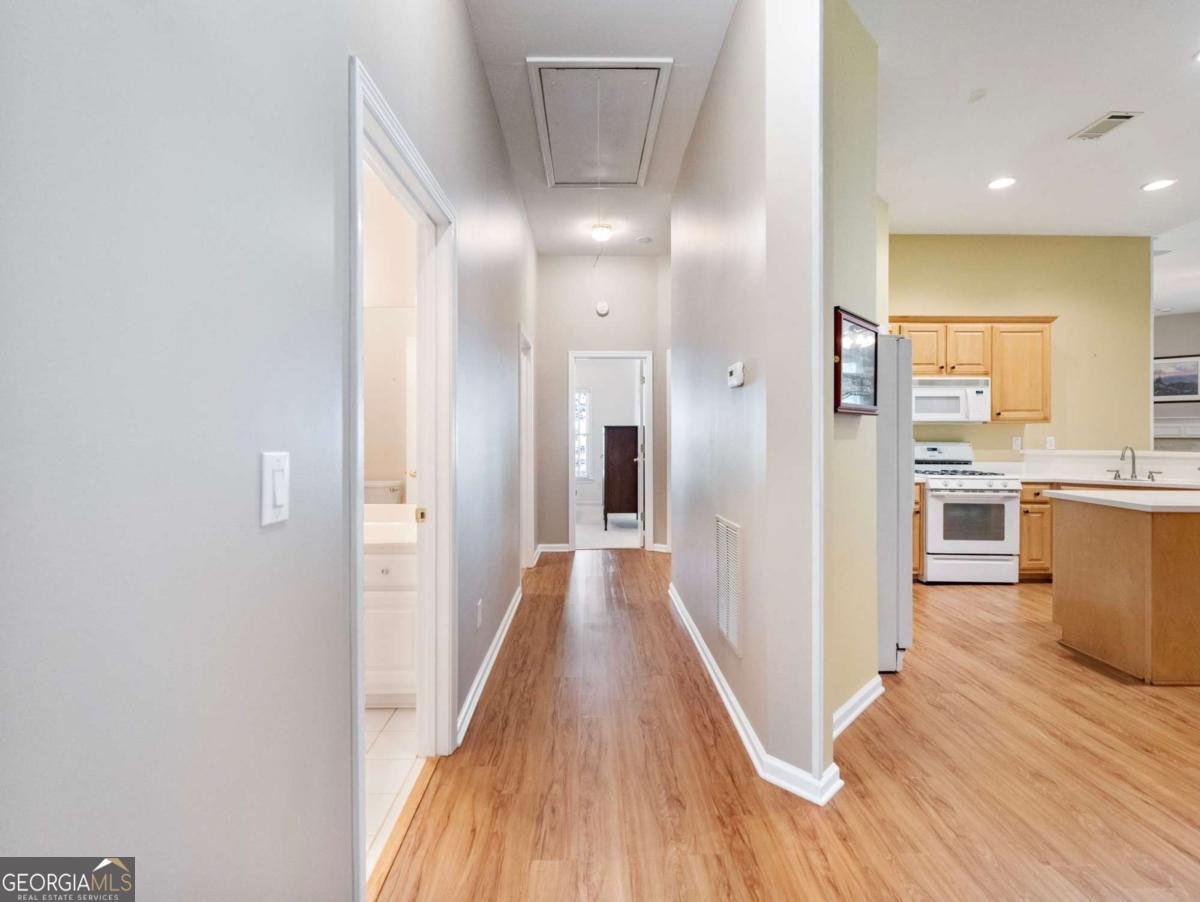 894 Fairview Club Circle Dacula - 16