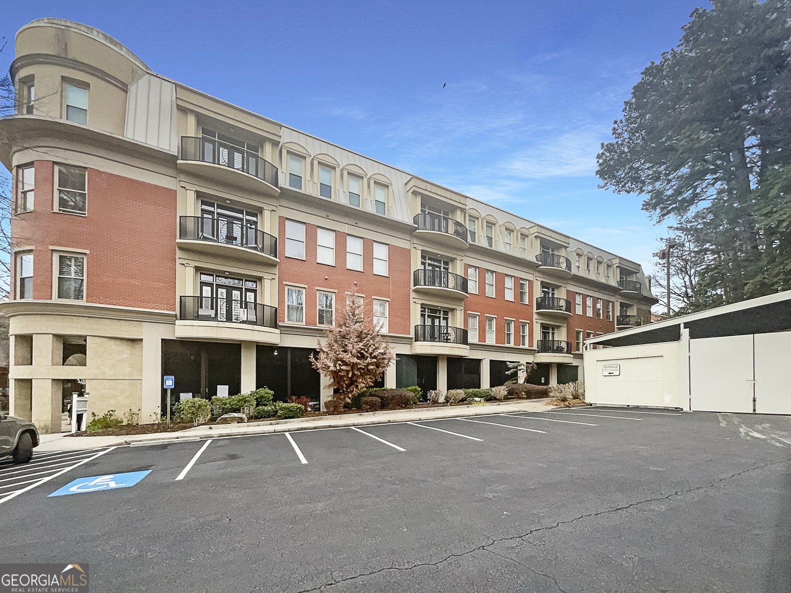 560 Dutch Valley Road Atlanta - 1
