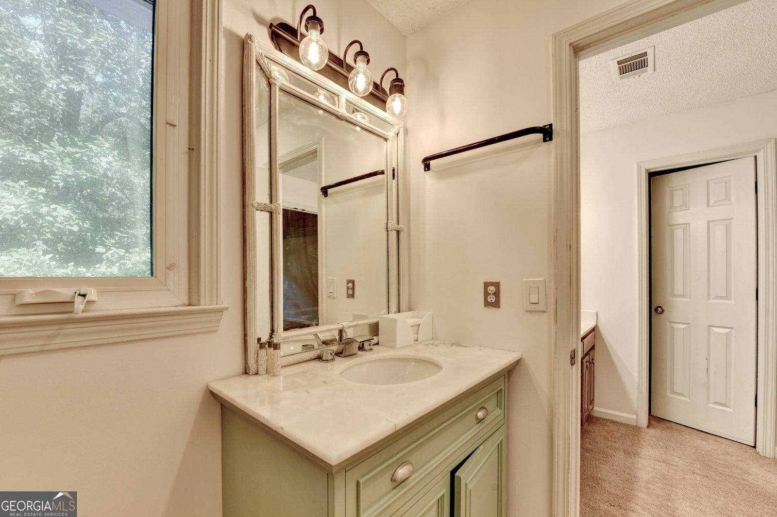 402 Leslie Court Woodstock - 1