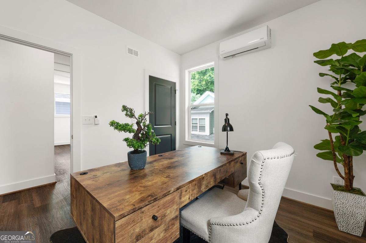 1098 WEDGEWOOD Drive Atlanta - 16