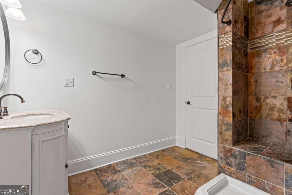 12180 Lonsdale Lane Roswell - 33