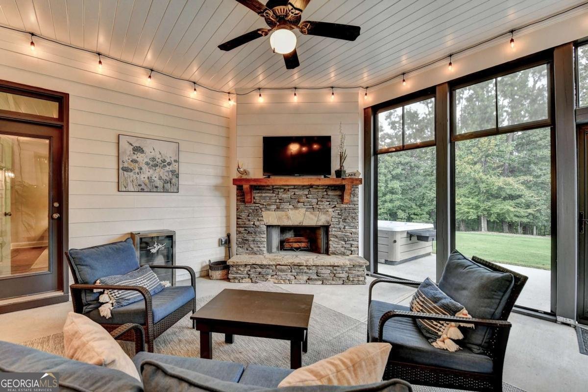 8775 Port View Drive Gainesville - 38
