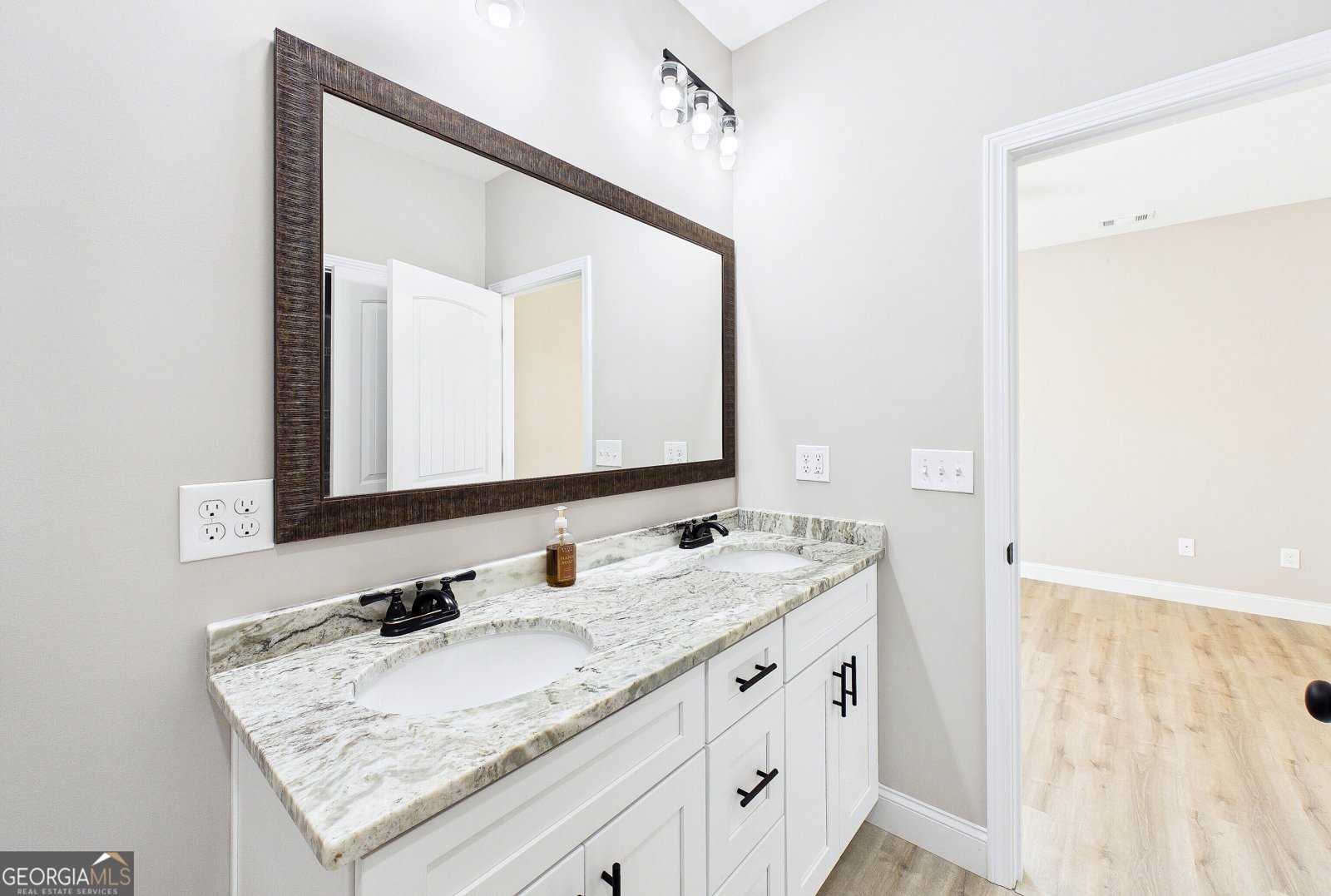 238 Beau Claire Circle Byron - Photo 37