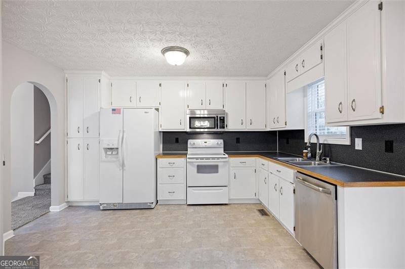 121 GREATWOOD Drive White - 11