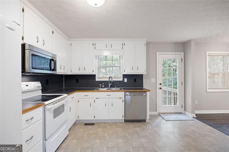 121 GREATWOOD Drive White - 12