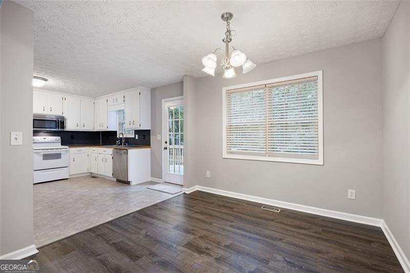 121 GREATWOOD Drive White - 9