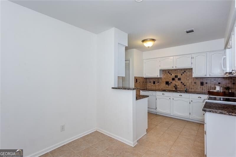 4590 VILLAGE OAKS Circle Dunwoody - 11
