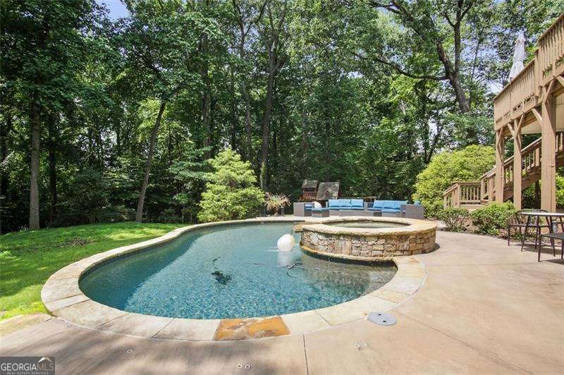 525 FOREST HILLS Drive Atlanta - 37