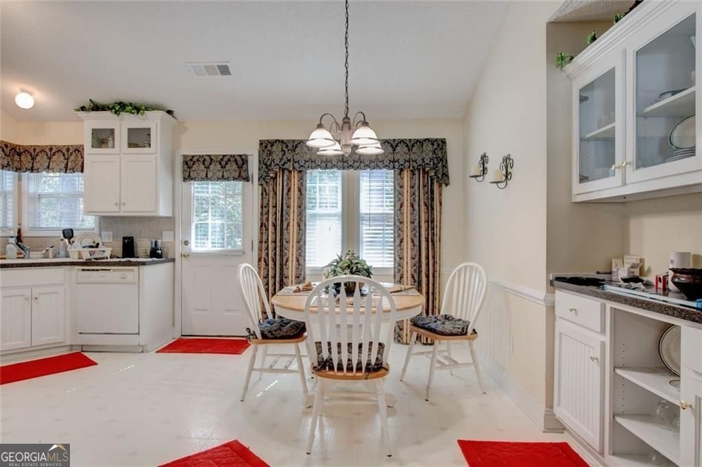 54 Greatwood Drive White - 10