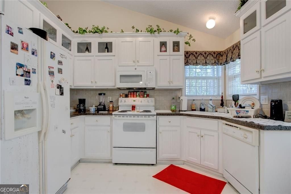54 Greatwood Drive White - 11