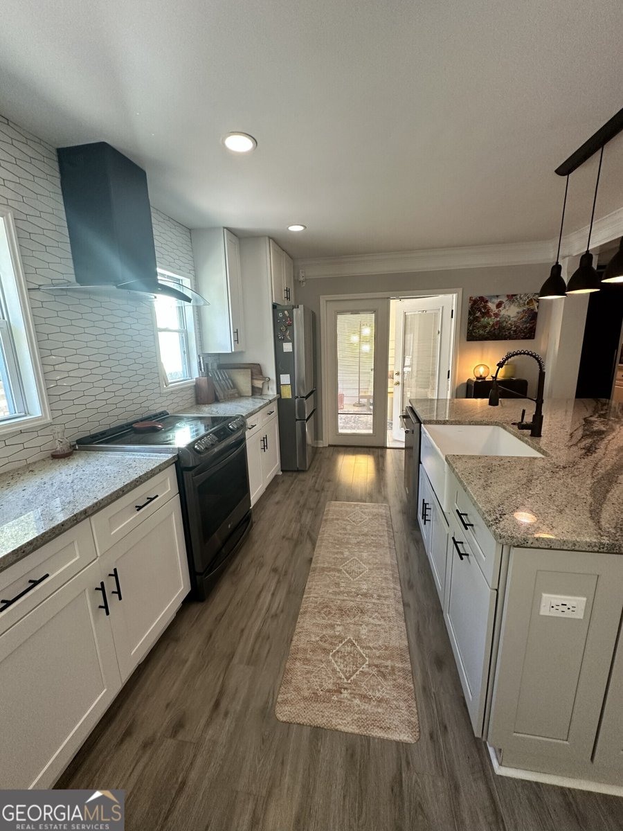 146 LANCELOT Way Lawrenceville - 32