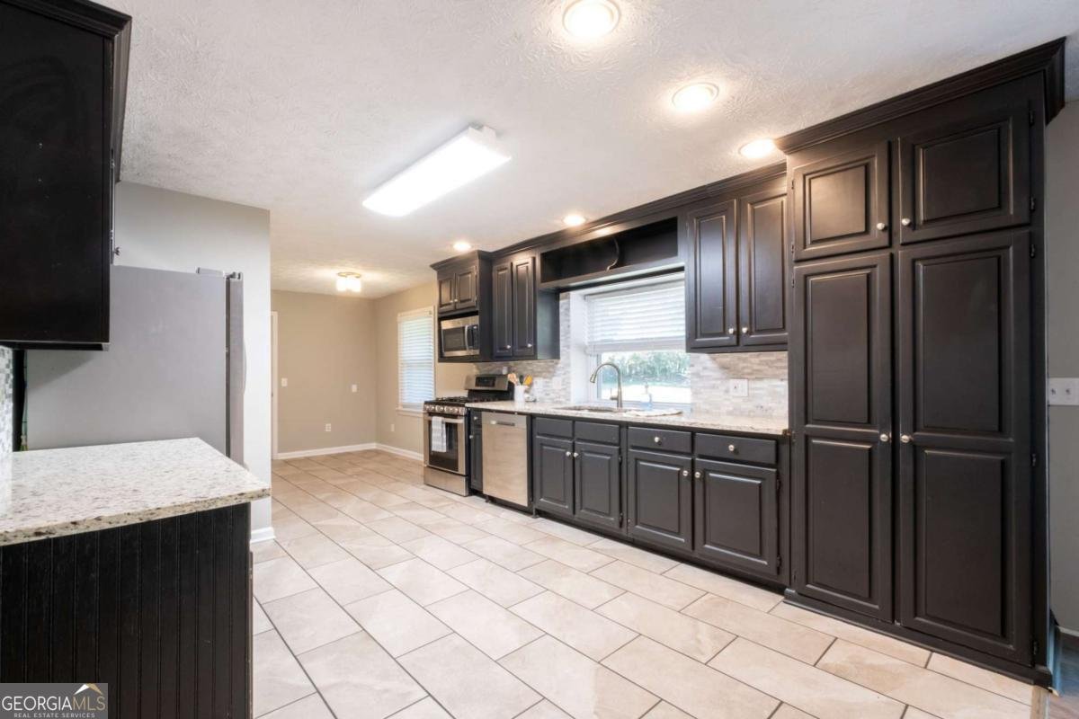 2021 Collinswood Drive Snellville - 11