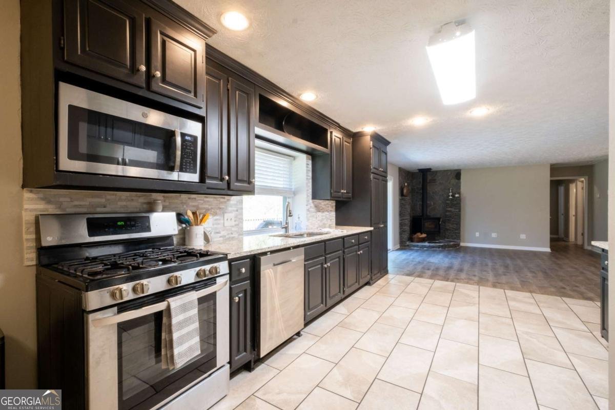 2021 Collinswood Drive Snellville - 14