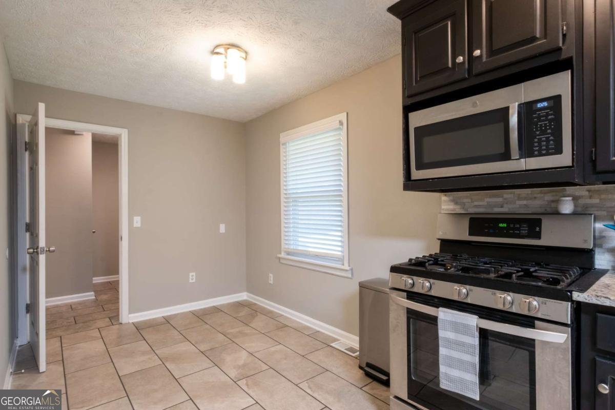 2021 Collinswood Drive Snellville - 16