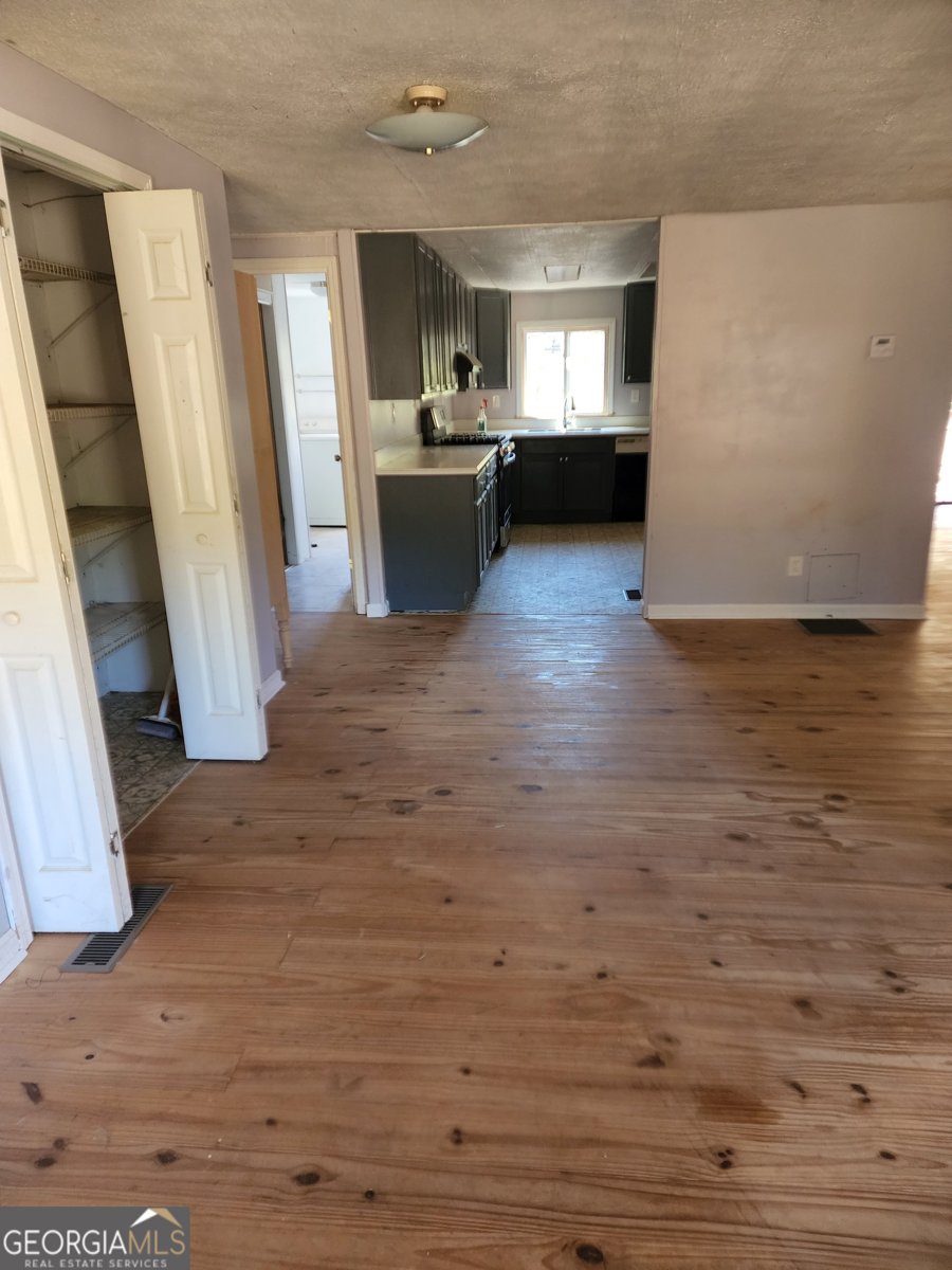 1048 Seals Road Dallas - 3