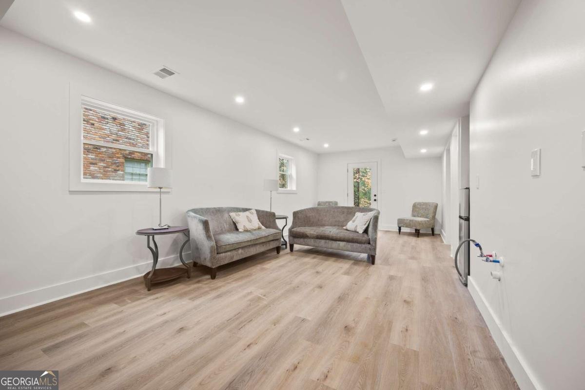 2433 Helmsdale Drive Atlanta - 24