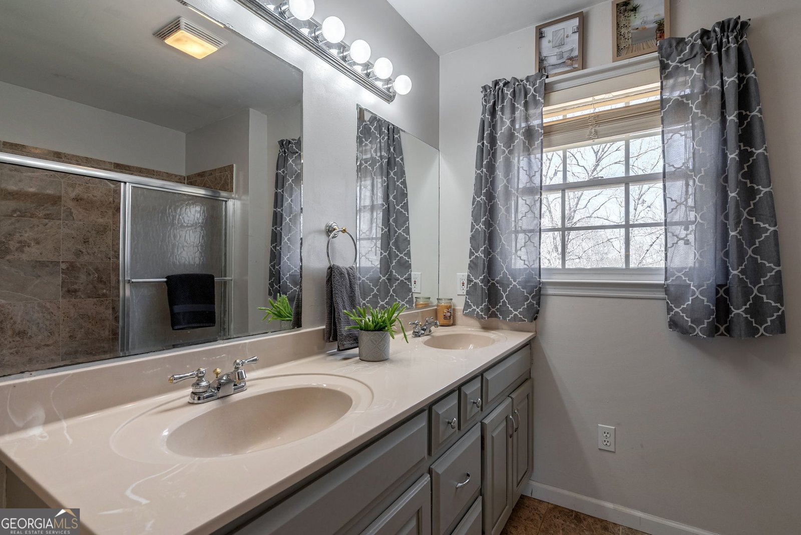 157 RIVERBEND Circle Royston - 44