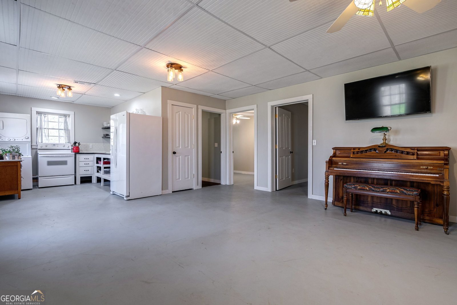 157 RIVERBEND Circle Royston - 54