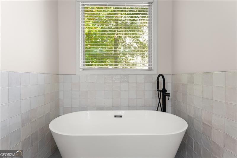 8055 Veranda Curve Ball Ground - 32