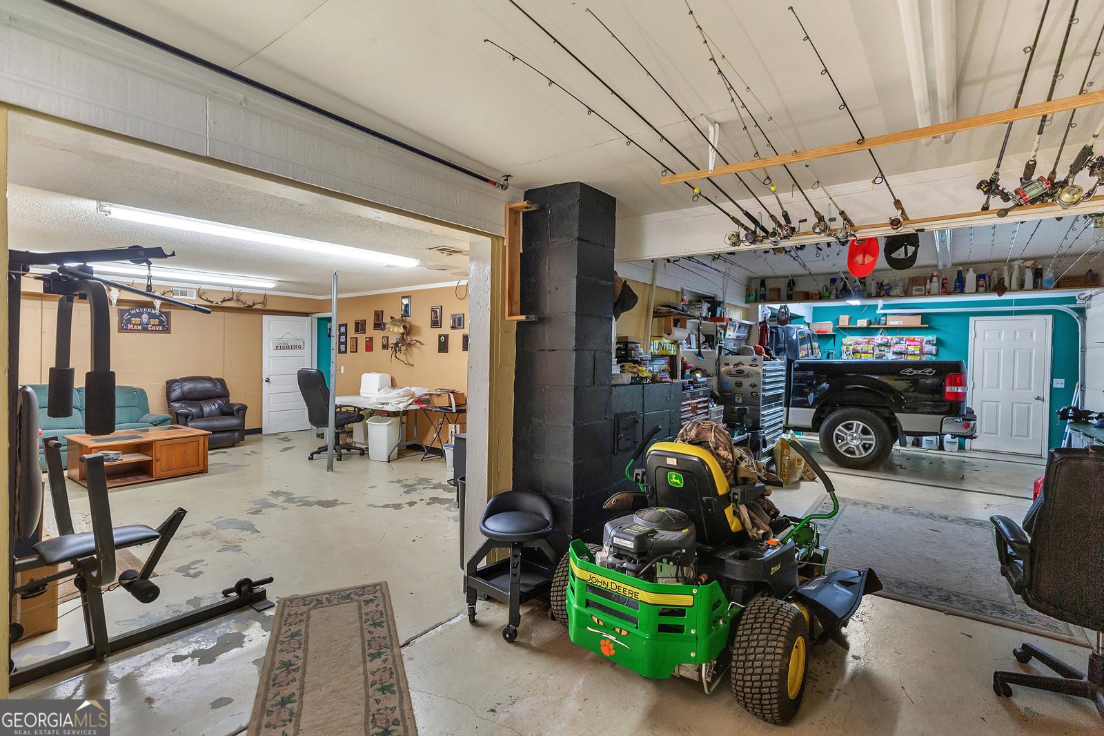 1009 White Pine Lane Townville - 44