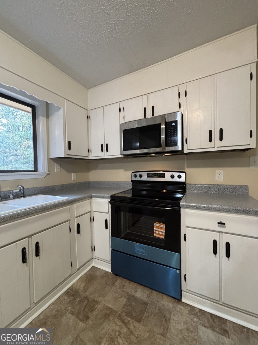 107 S Circle Drive Ellenwood - 31