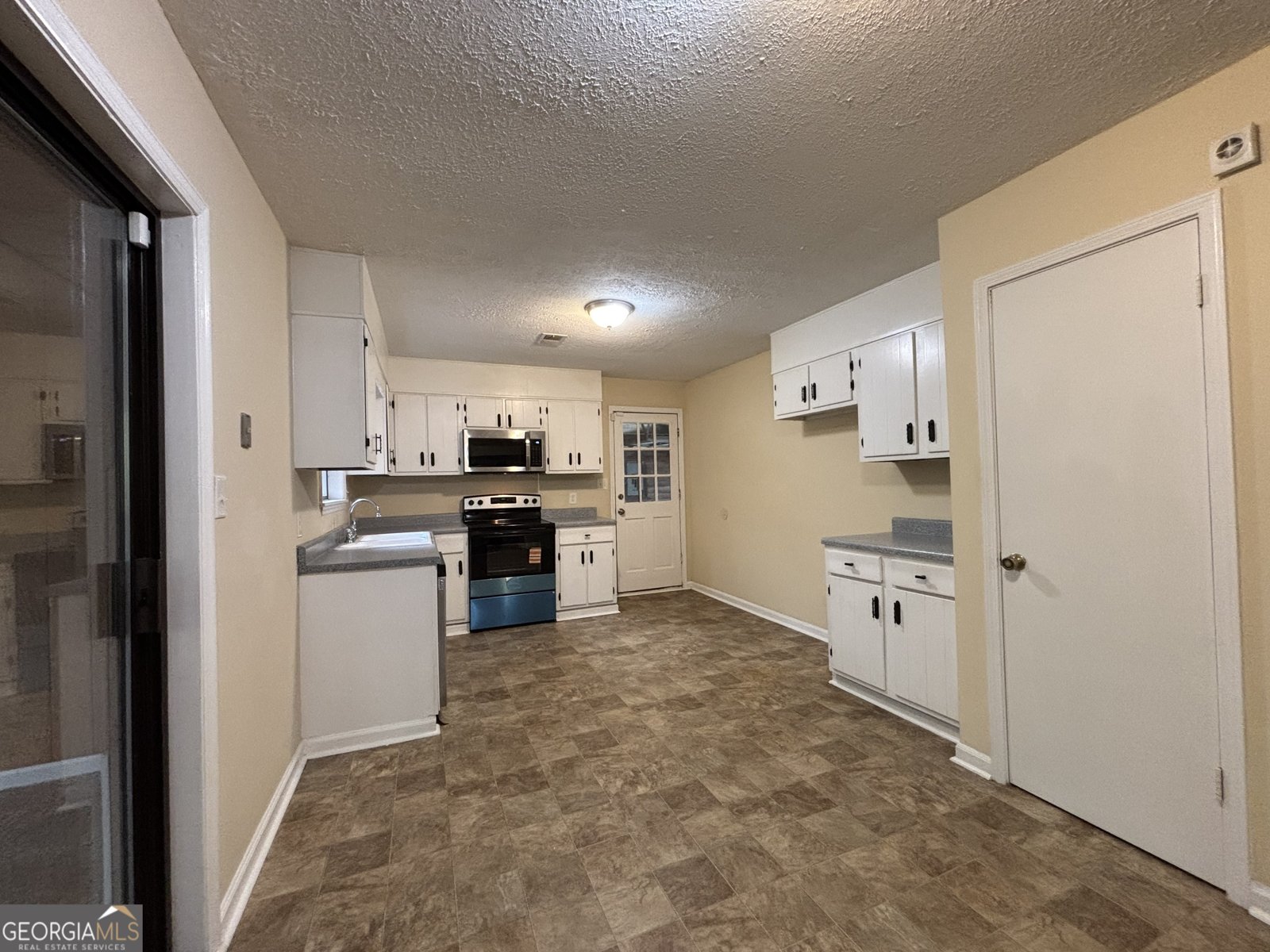 107 S Circle Drive Ellenwood - 32