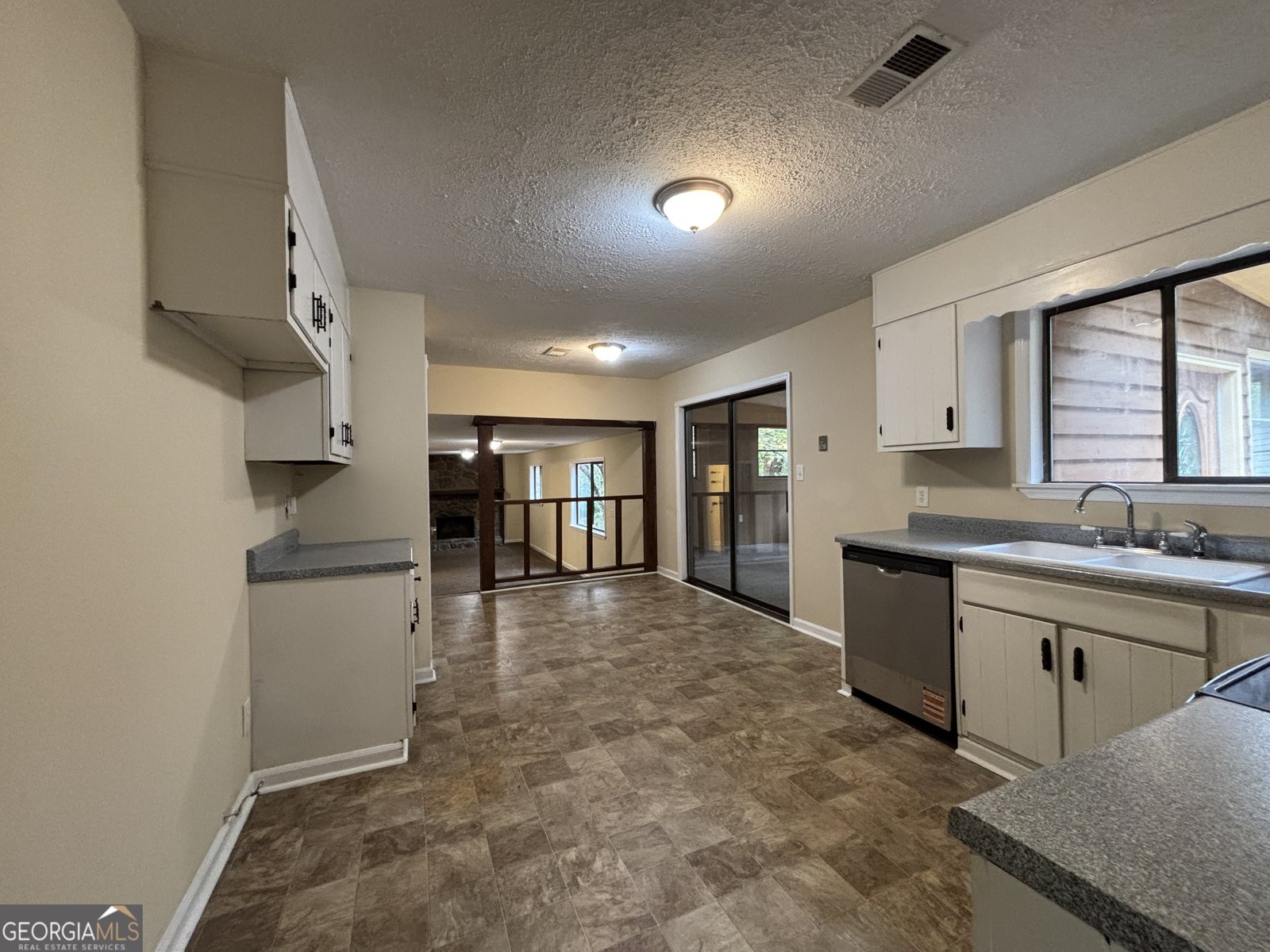 107 S Circle Drive Ellenwood - 35