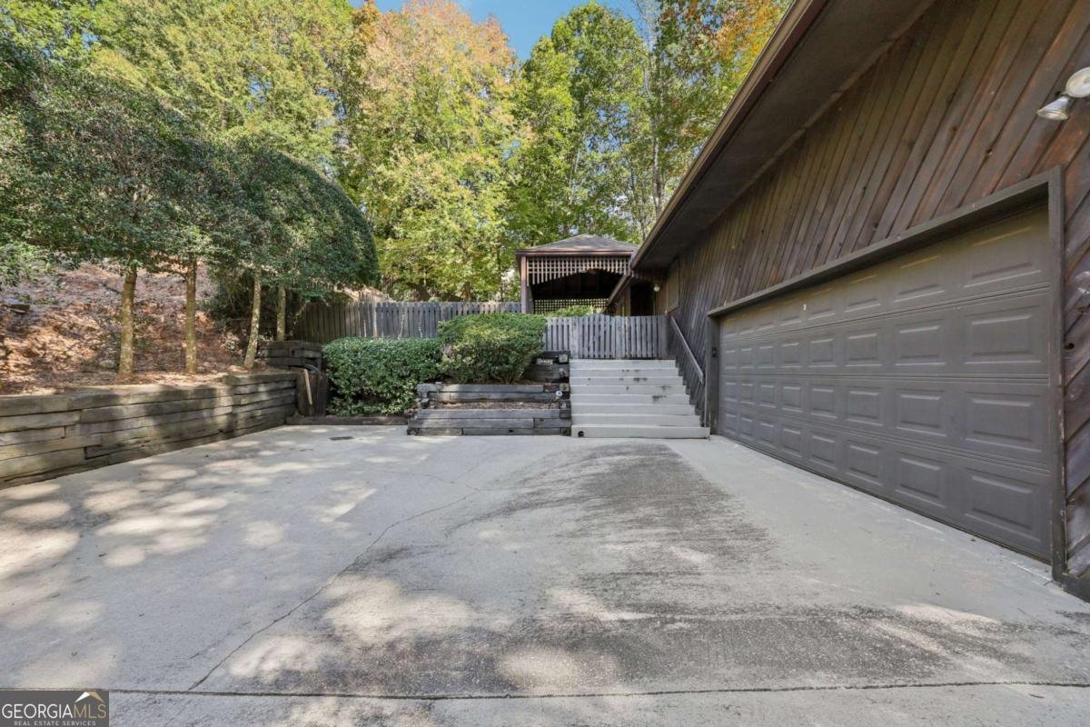 7080 Riverside Drive Sandy Springs - 33