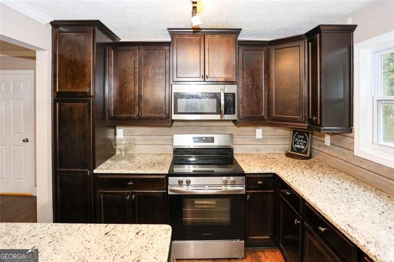 3711 RAMBLING WOODS Drive Loganville - 18