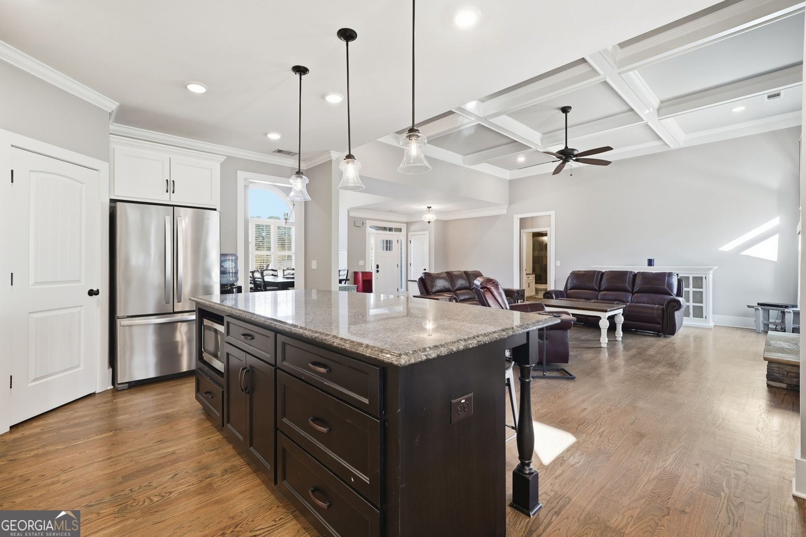 220 Wilshire Terrace White - 12