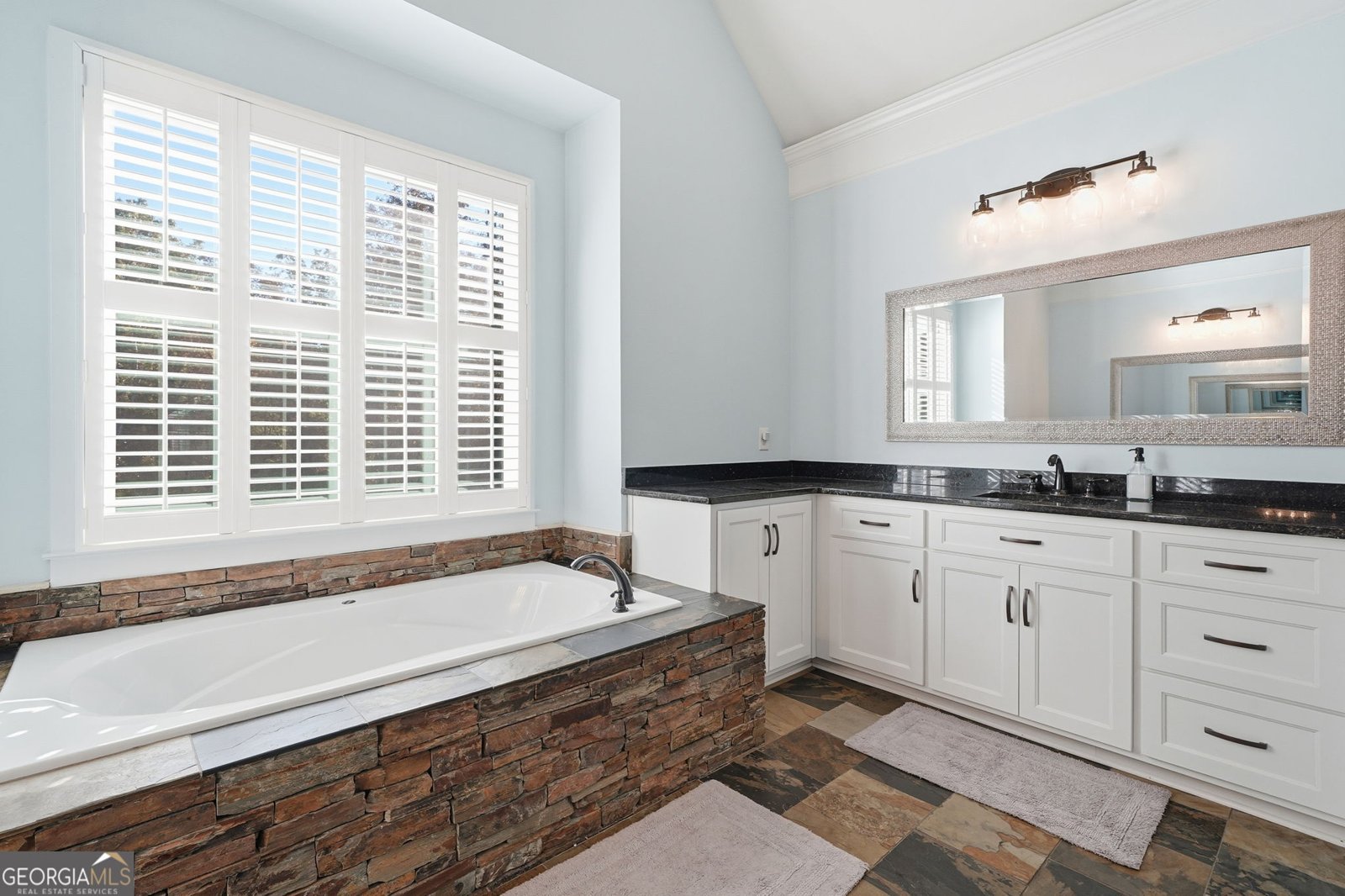 220 Wilshire Terrace White - 21