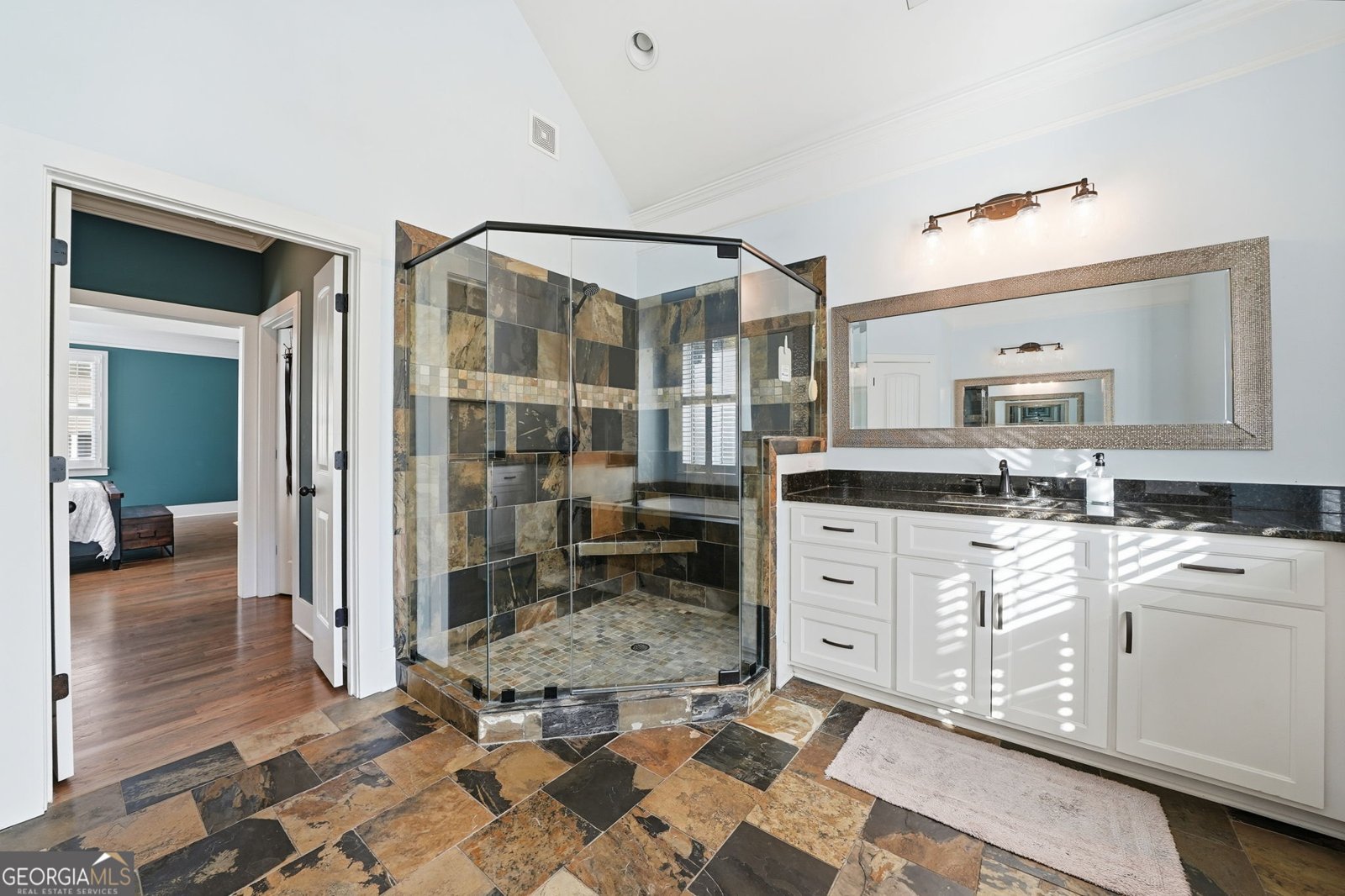 220 Wilshire Terrace White - 22