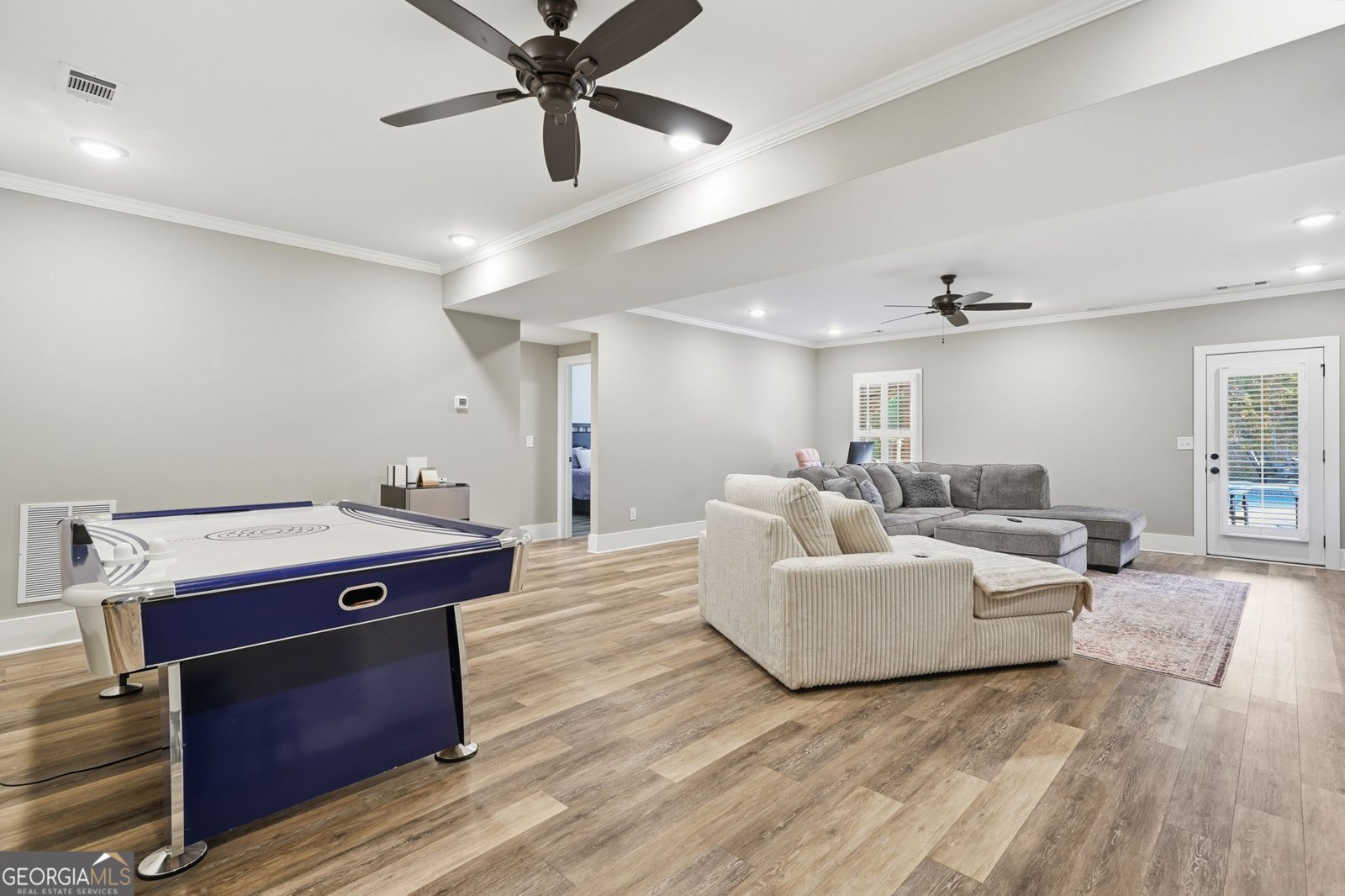 220 Wilshire Terrace White - 26