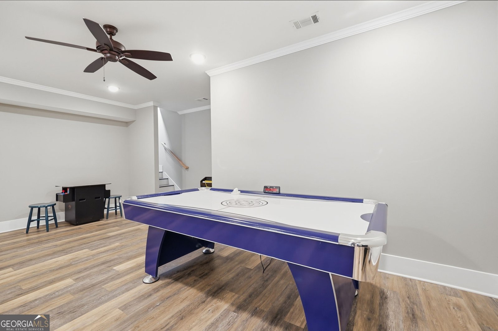 220 Wilshire Terrace White - 27