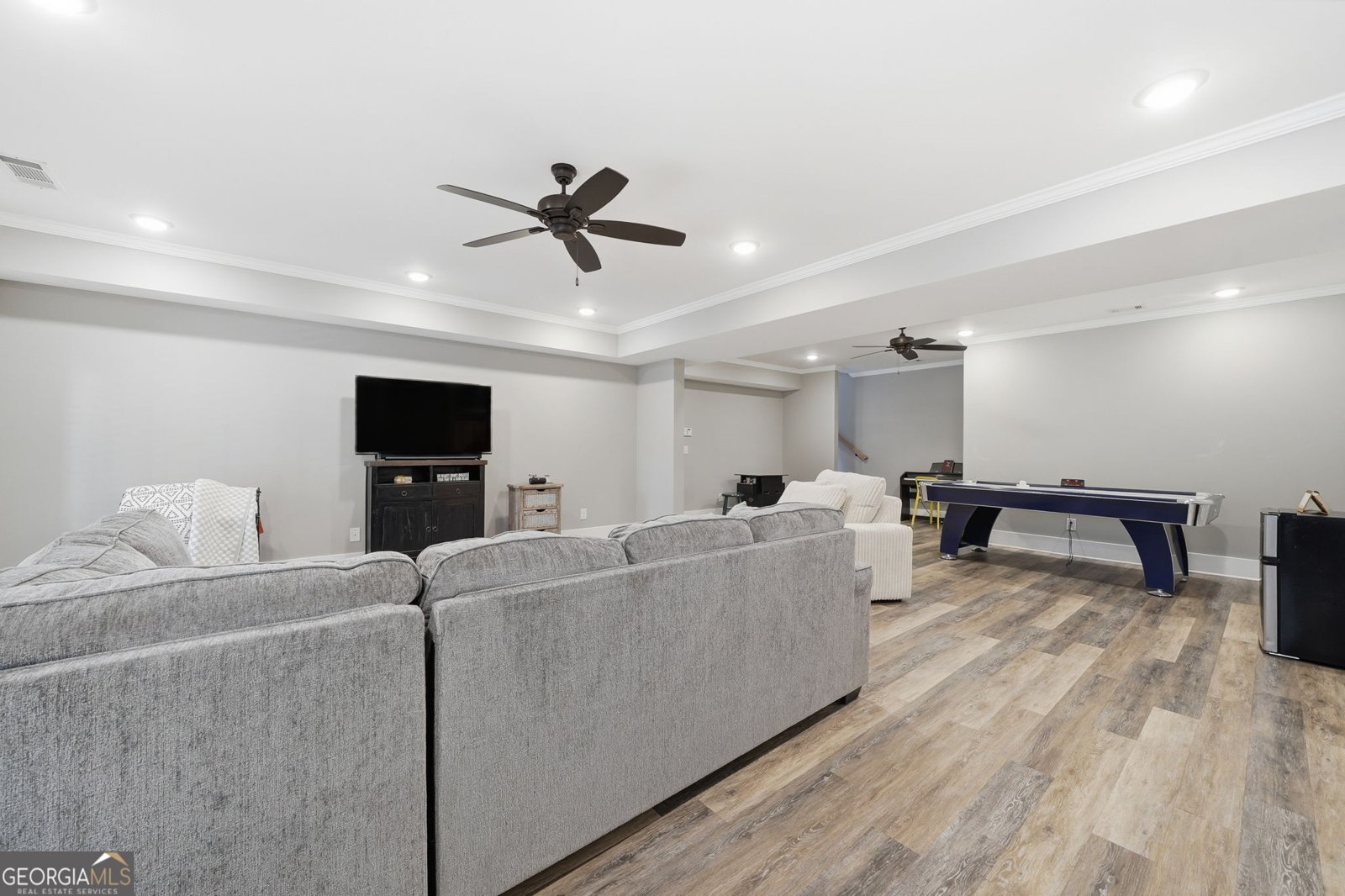 220 Wilshire Terrace White - 28