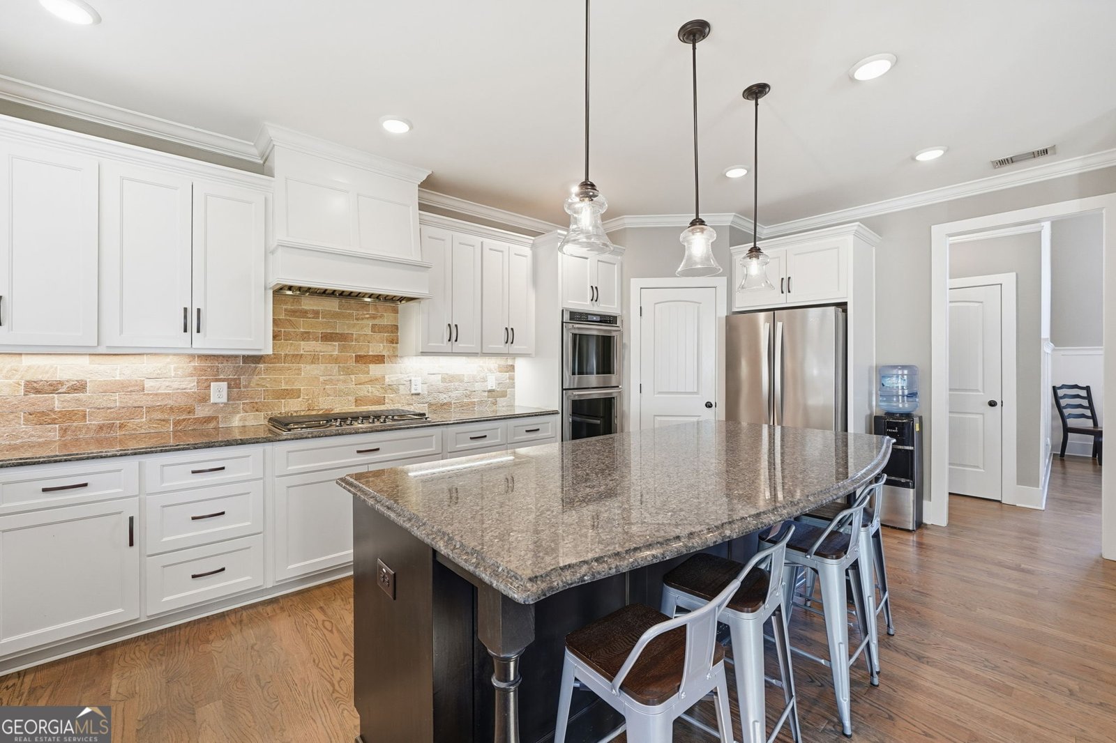 220 Wilshire Terrace White - 8