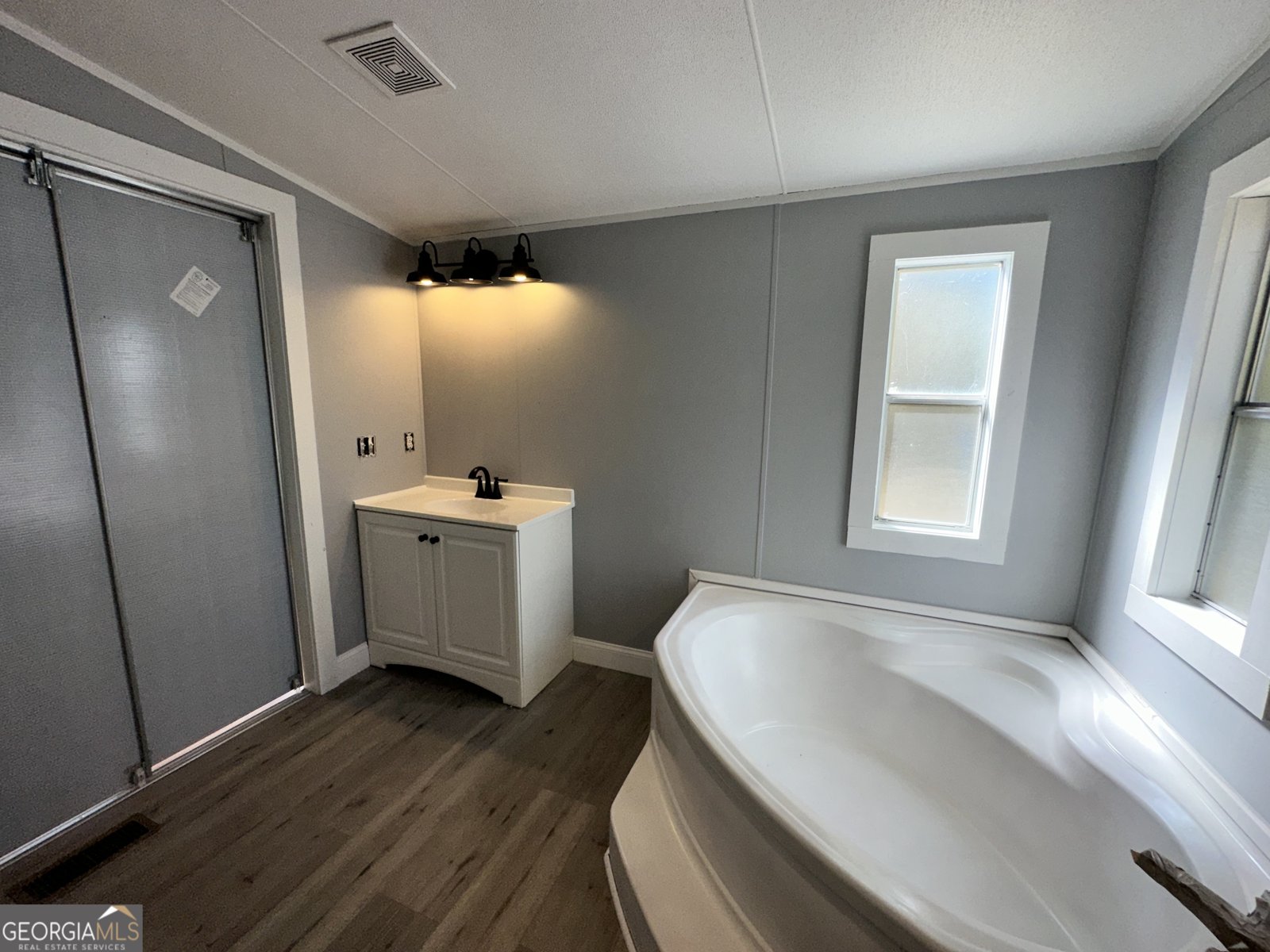 25 CLUB CIRCLE ELLENWOOD - 11