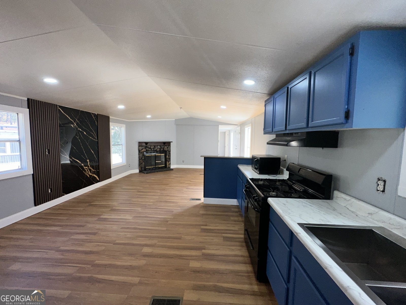 25 CLUB CIRCLE ELLENWOOD - 2