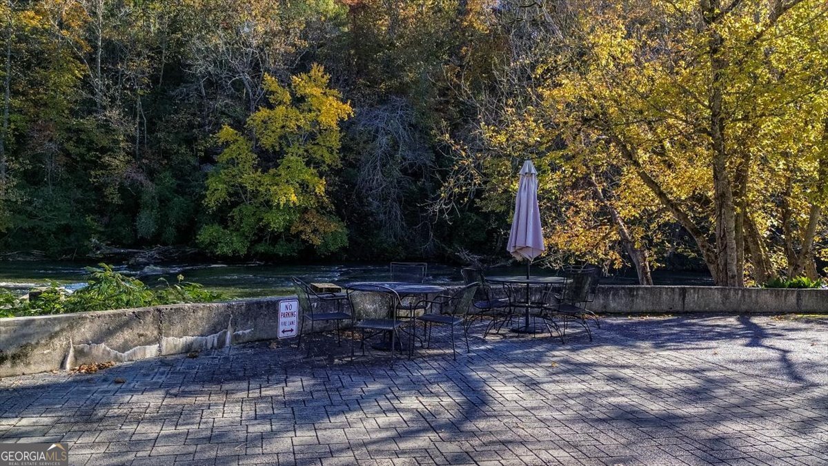 585 White Circle Athens - 11