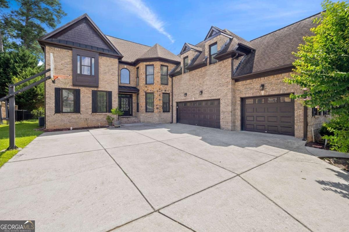 585 Settles Brook Court Suwanee - 1