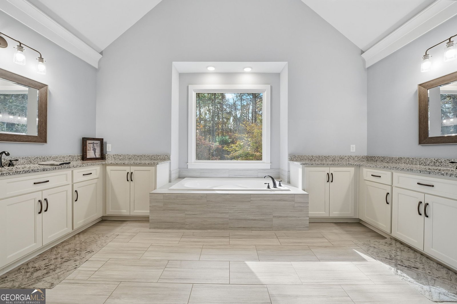 227 Wilshire Terrace White - 24