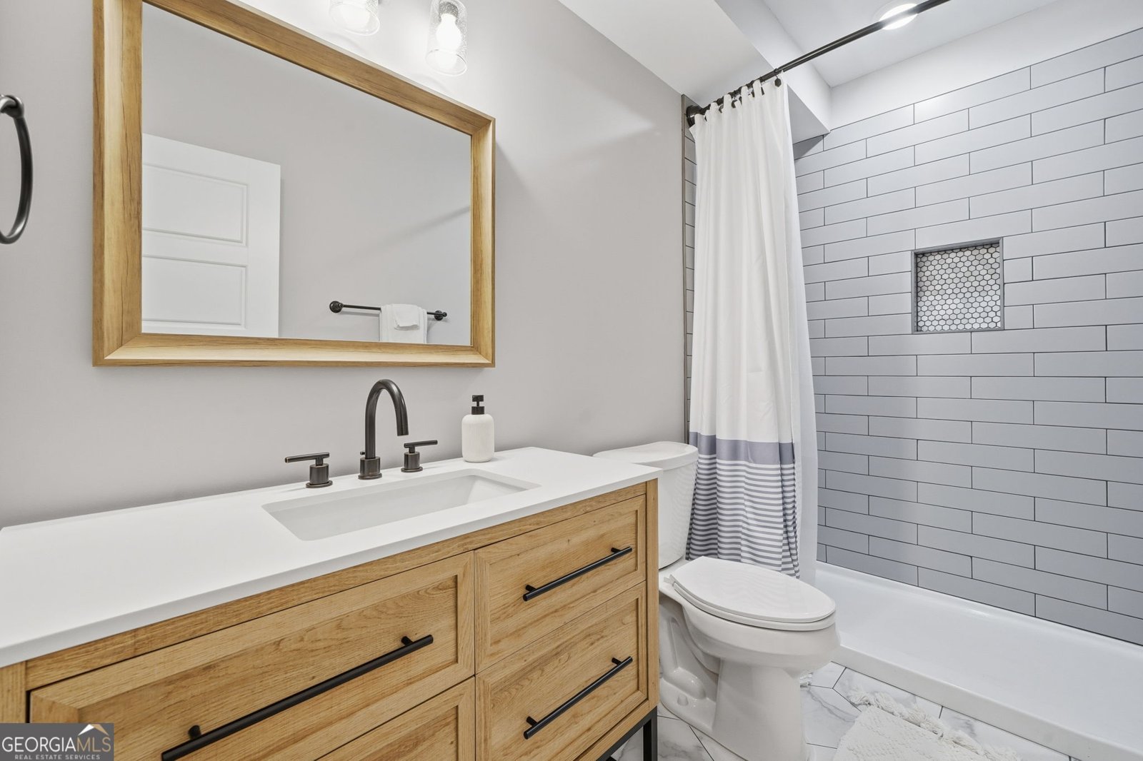 227 Wilshire Terrace White - 34