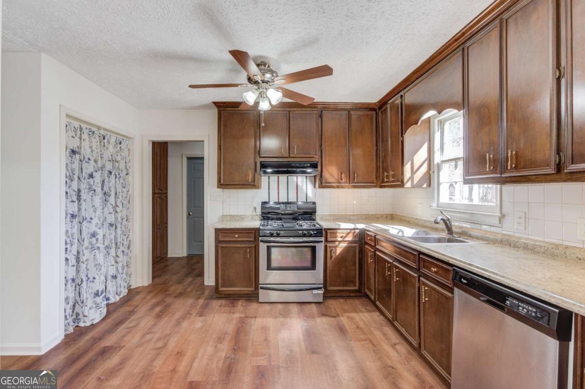 310 Lewis Circle Commerce - 16