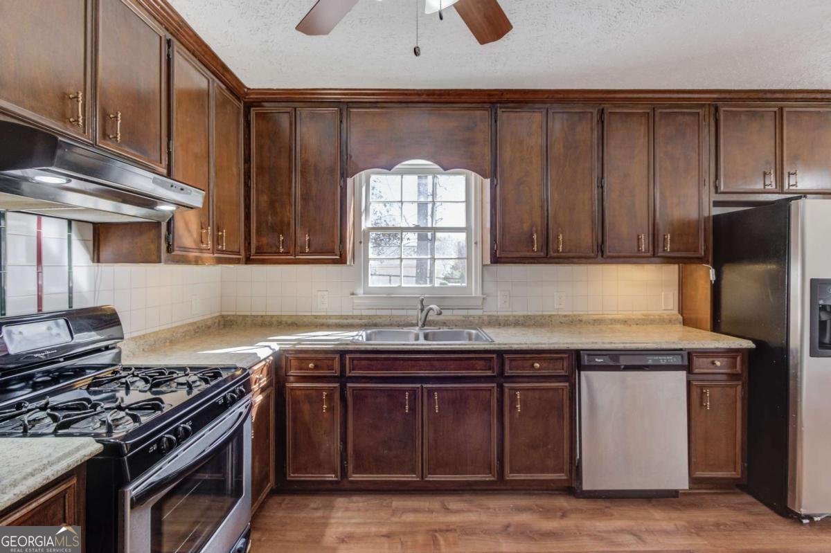 310 Lewis Circle Commerce - 17