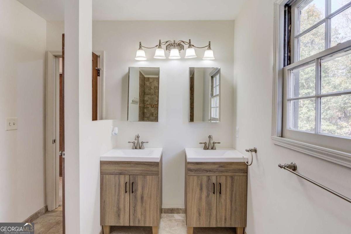 310 Lewis Circle Commerce - 25