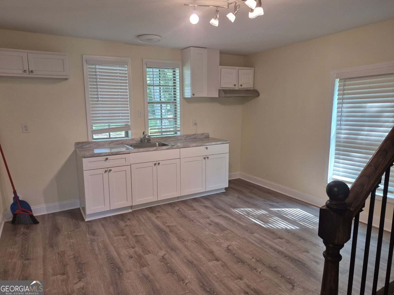 395 Elm Street Commerce - 3