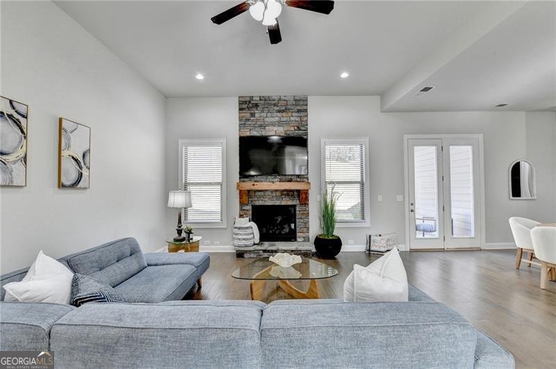 427 Dawson Pointe Parkway Dawsonville - 19