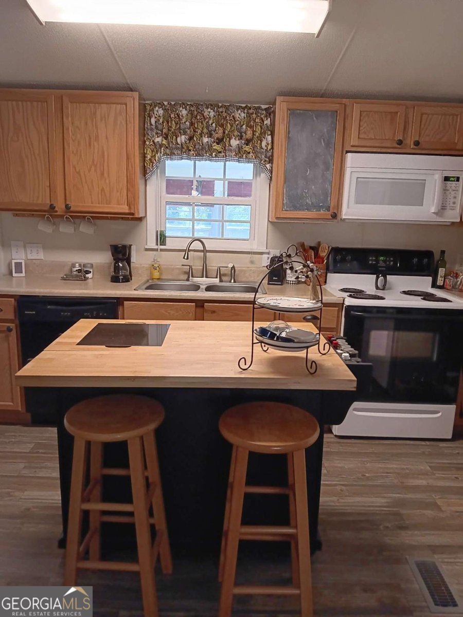 13 Black Road White - 13