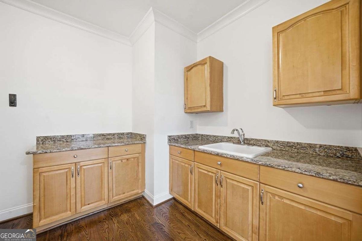 7611 Regency Circle Sandy Springs - 13